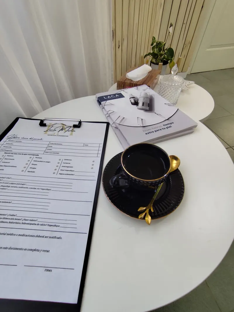 Historia clínica y taza de café vistas desde arriba