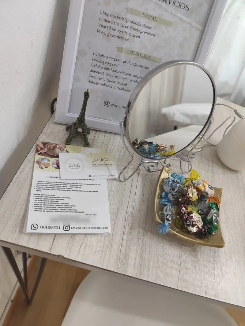 Cuadro con la carta de servicios, tarjetas y caramelos sobre el escritorio