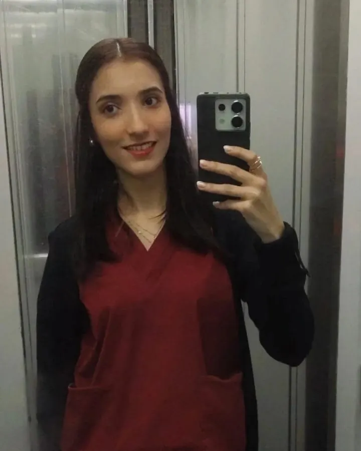 Lucía Martín con su ambo bordó de trabajo