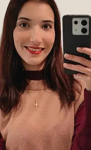 Lucía Martín sonriendo, en una selfie frente al espejo